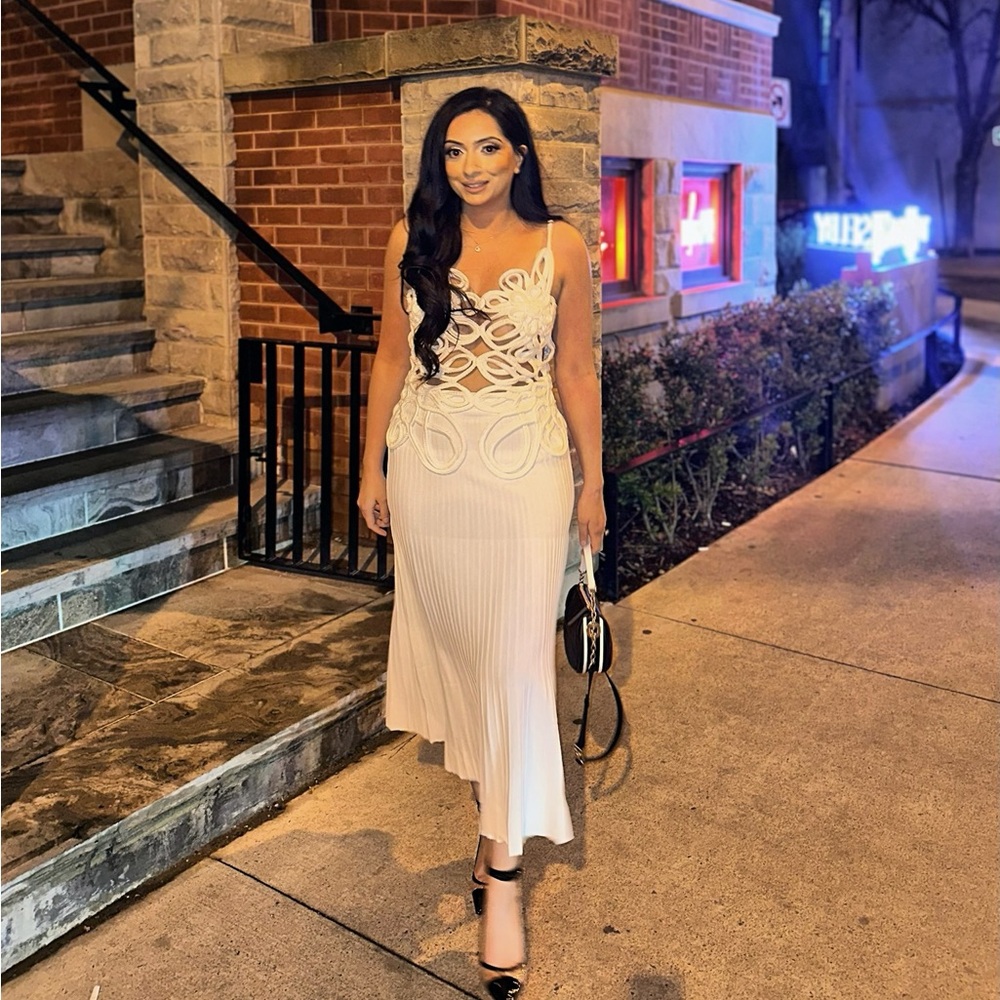 Elegant White Sleeveless Dress - Picture 2 of 2